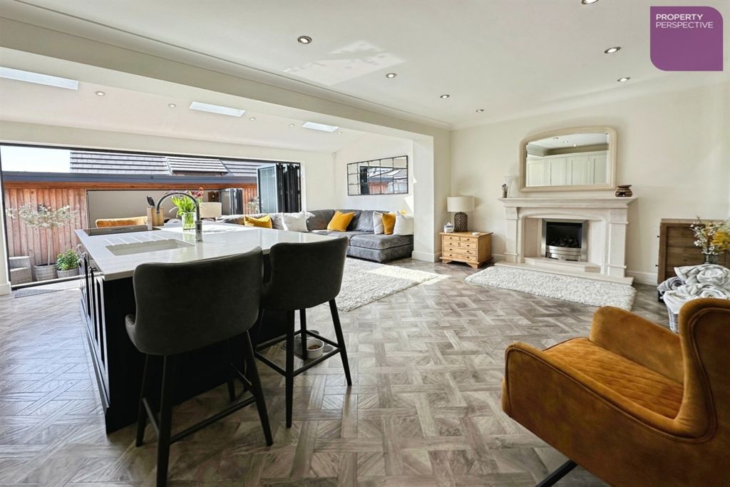 Property photo 2 of 19 Kitchen/Dining Area