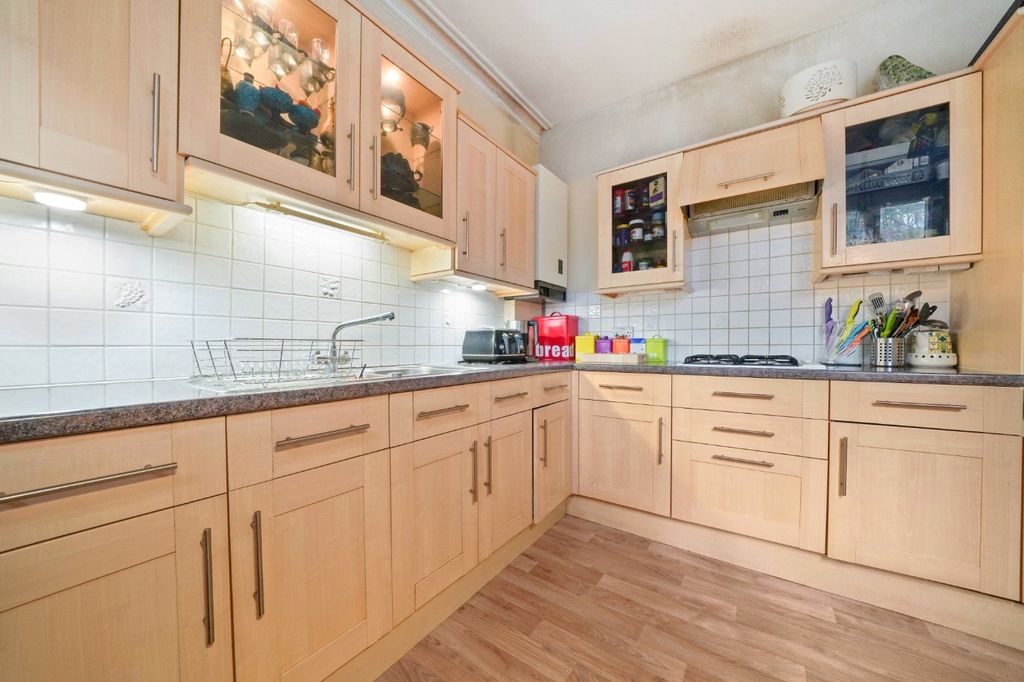 Property photo 3 of 11 Kitchen