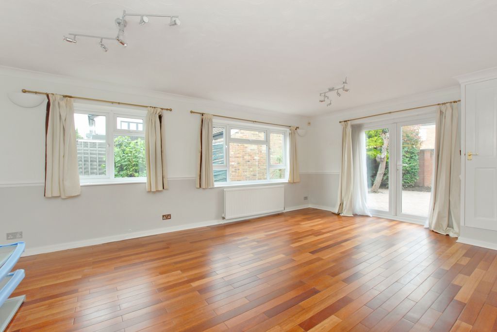 Property photo 2 of 15 185 Rochford Gardens (11)