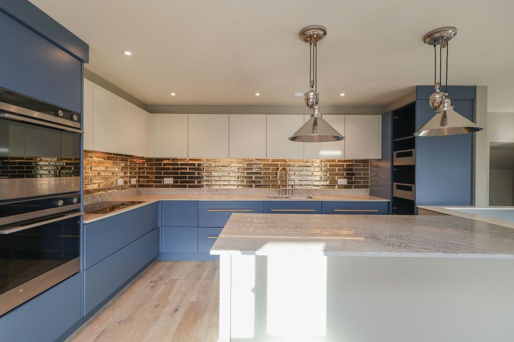 Property photo 3 of 33 Kitchen