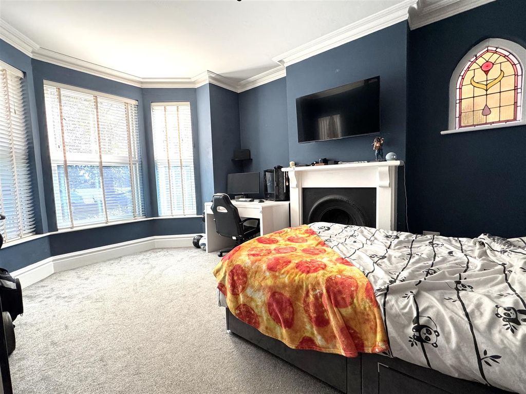 Property photo 2 of 17 Lounge/Bedroom 4: