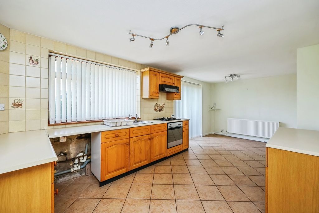 Property photo 2 of 19 Fitted Kitchen