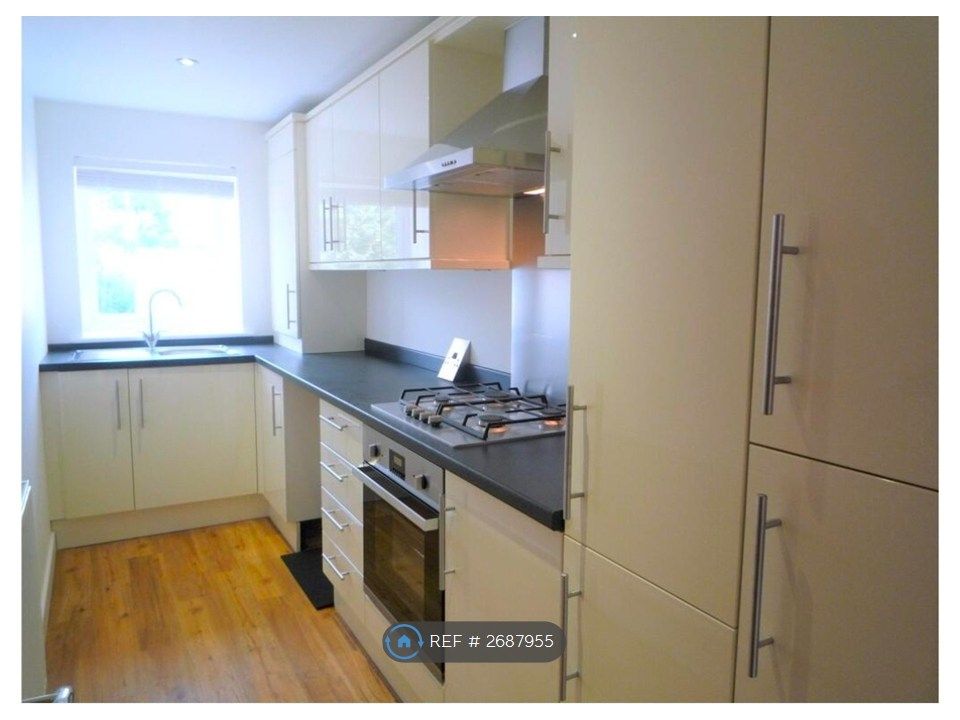 Property photo 3 of 8 Kitchen