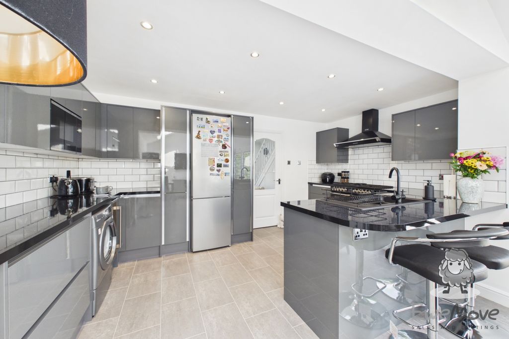 Property photo 3 of 14 19 (15)