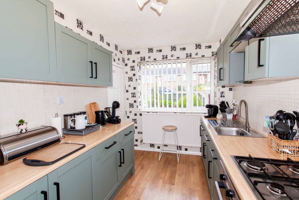 Property photo 2 of 28