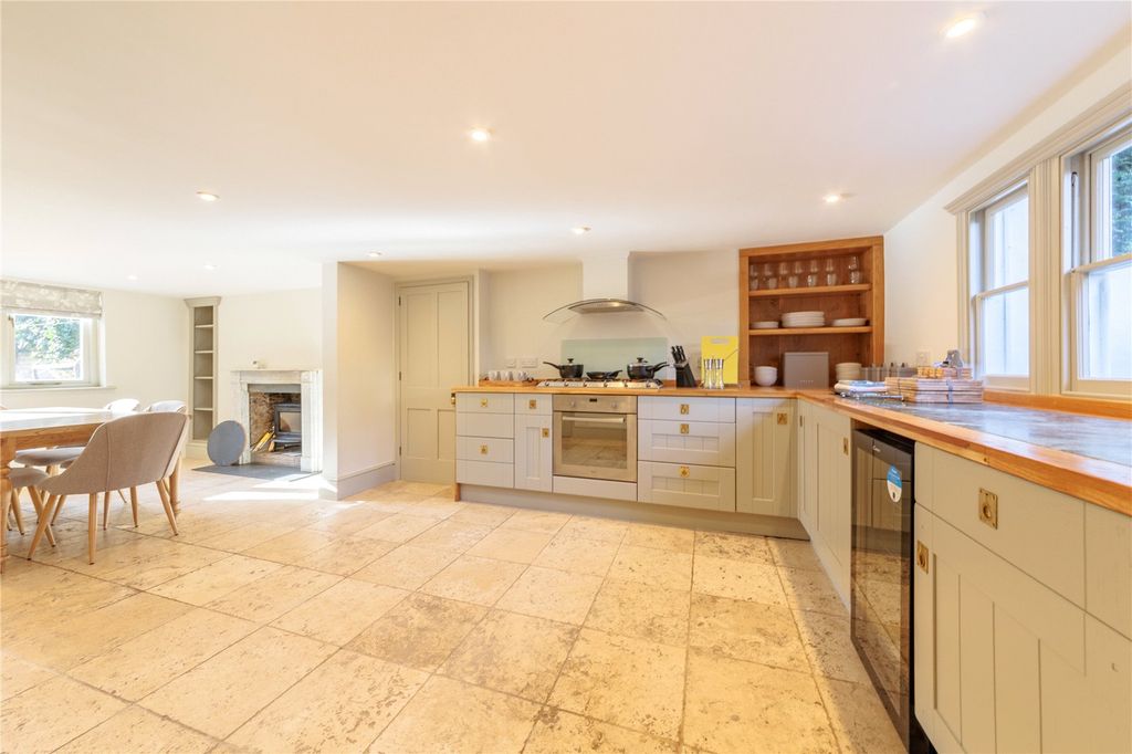 Property photo 2 of 10 Picture No. 12