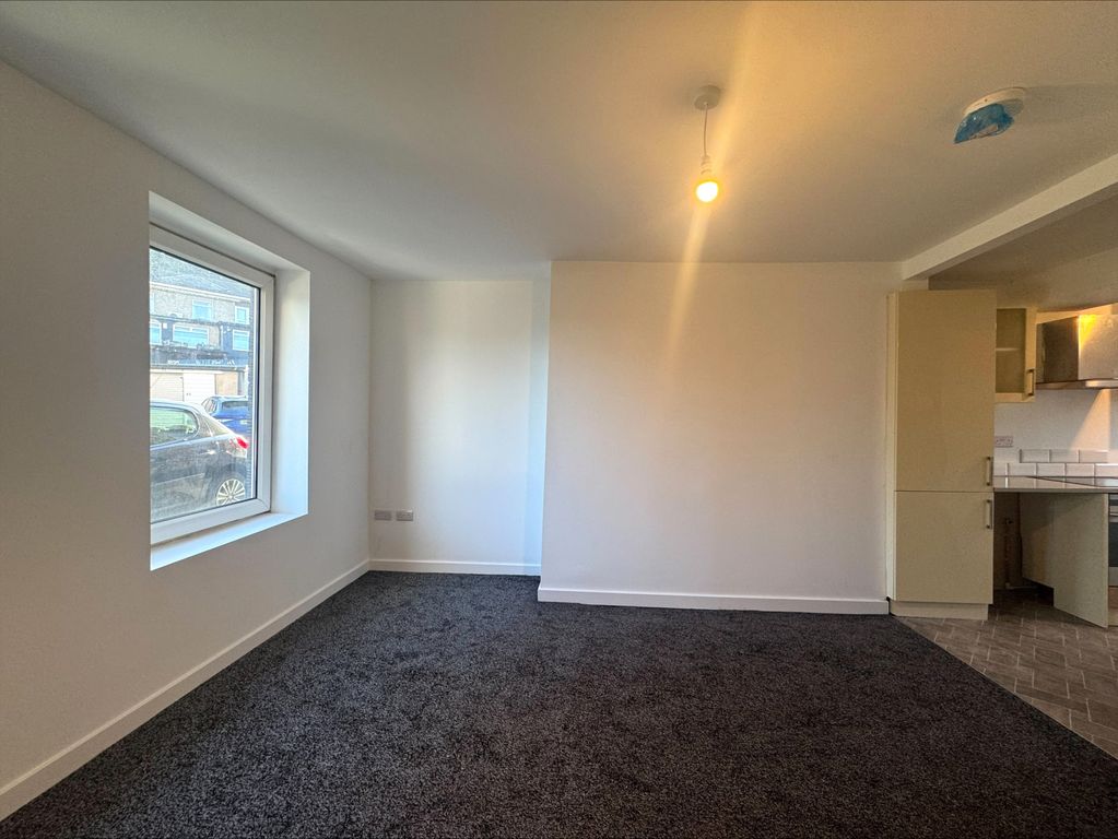 Property photo 3 of 10 Living Room