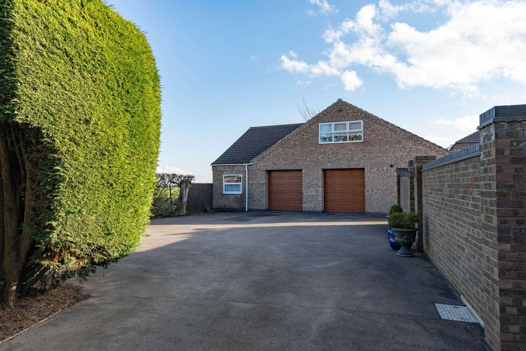 Property photo 2 of 30 Garages And Annexe