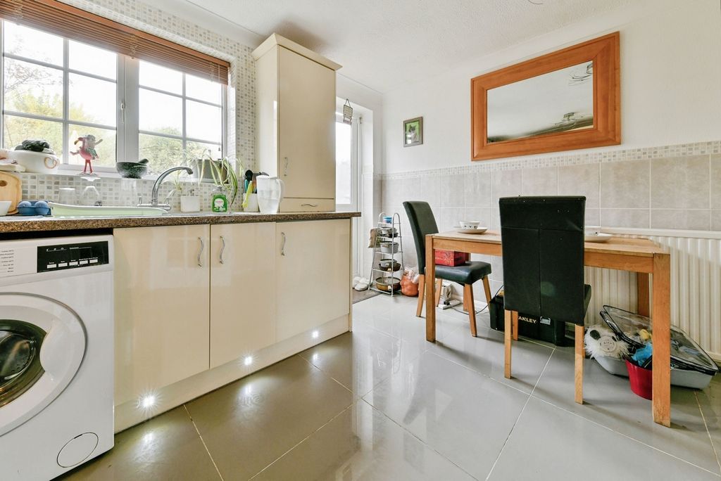 Property photo 3 of 17 Kitchen