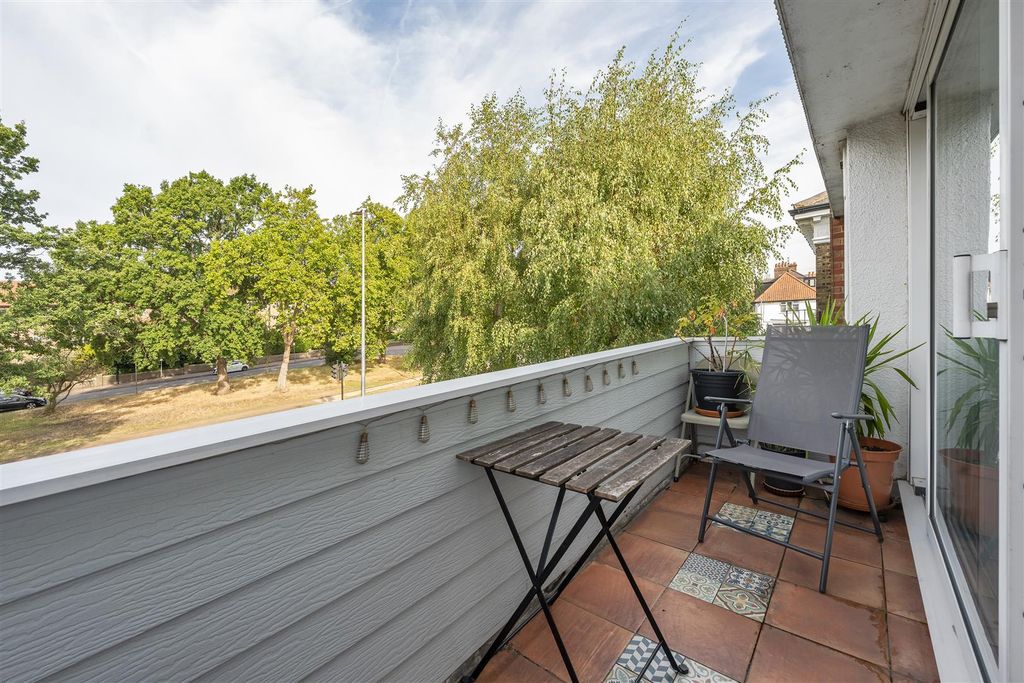 Property photo 2 of 27 Woodford Road, E18