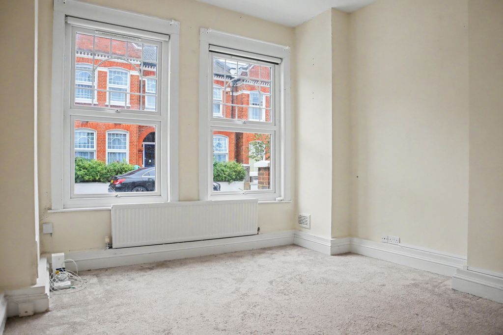 Property photo 3 of 20 Flat 1, 39 Dafforne Road, Tooting, London Sw17 8Ty