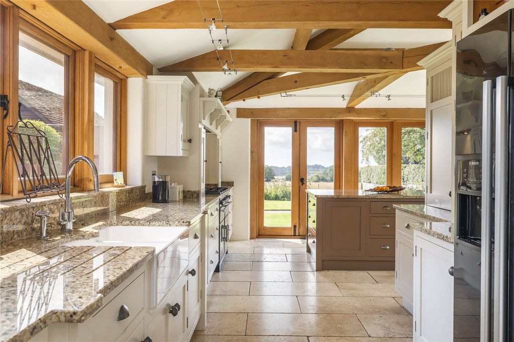 Property photo 3 of 17 Kitchen/Breakfast