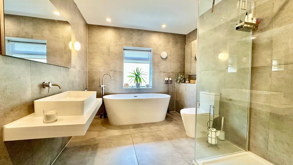 Property photo 2 of 28