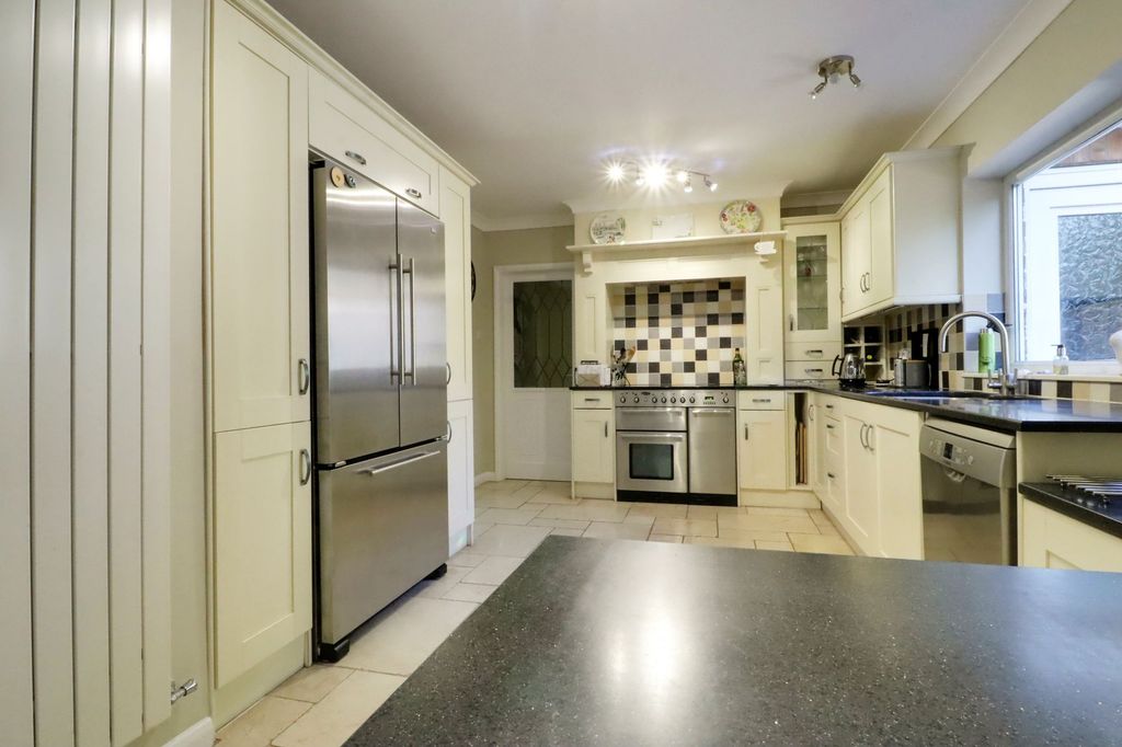Property photo 2 of 33