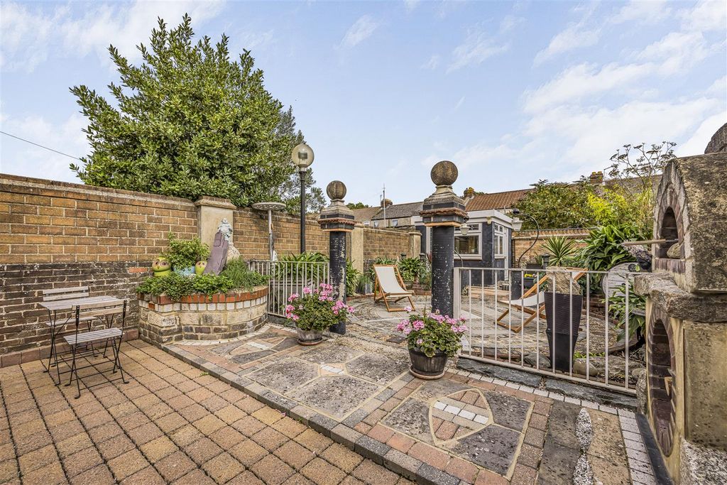 Property photo 2 of 31 34 Shelford Road, Southsea-Porticomarketing-Soldby