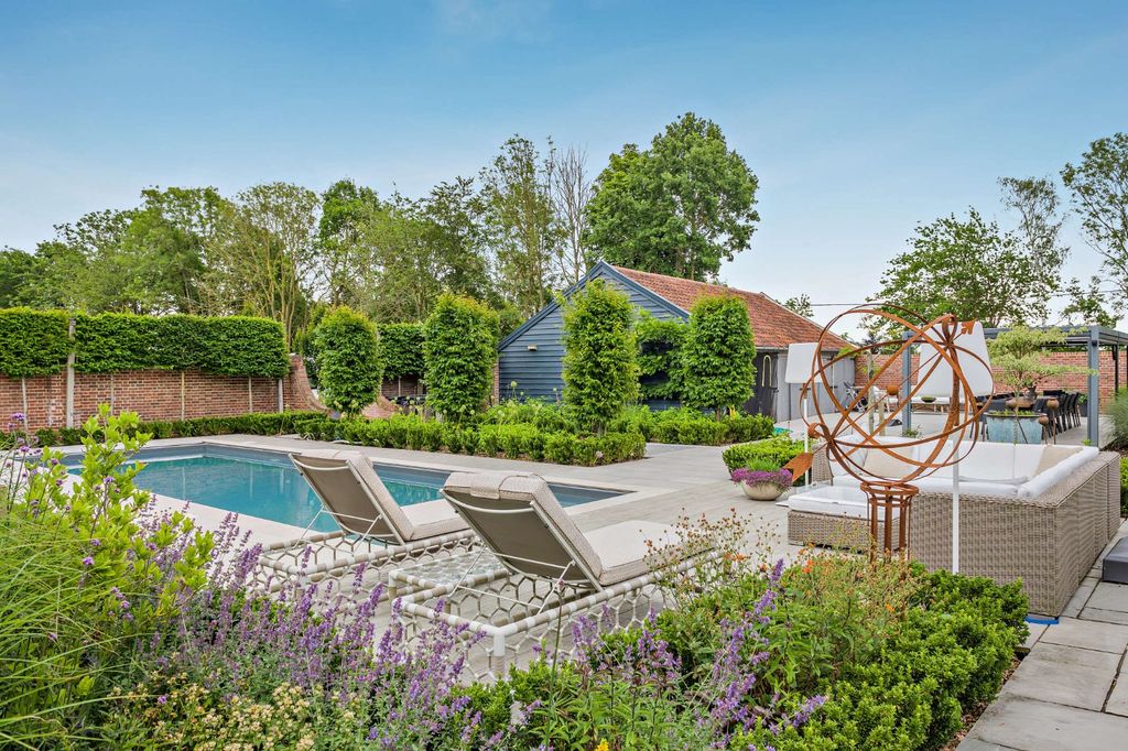 Property photo 3 of 23 Landscaped Gardens