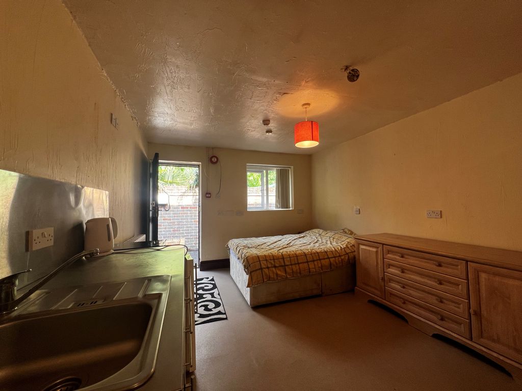 Property photo 3 of 6 Studio Room / Kitchen