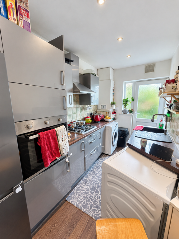 Property photo 3 of 8 Kitchen