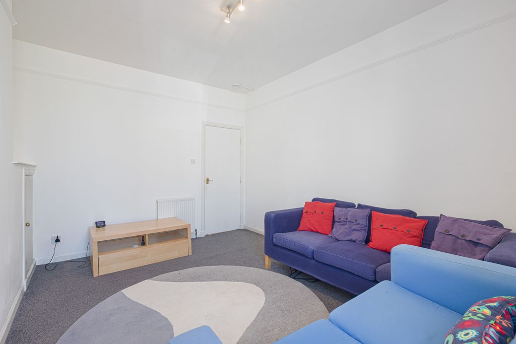 Property photo 2 of 11 Living2