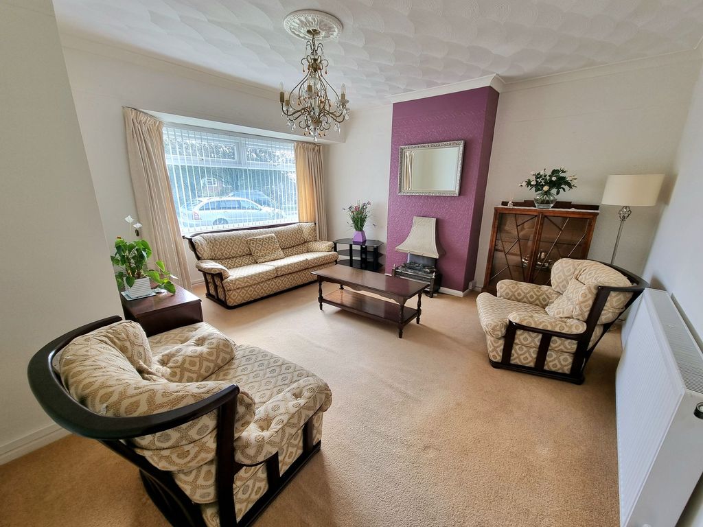 Property photo 3 of 17 Lounge