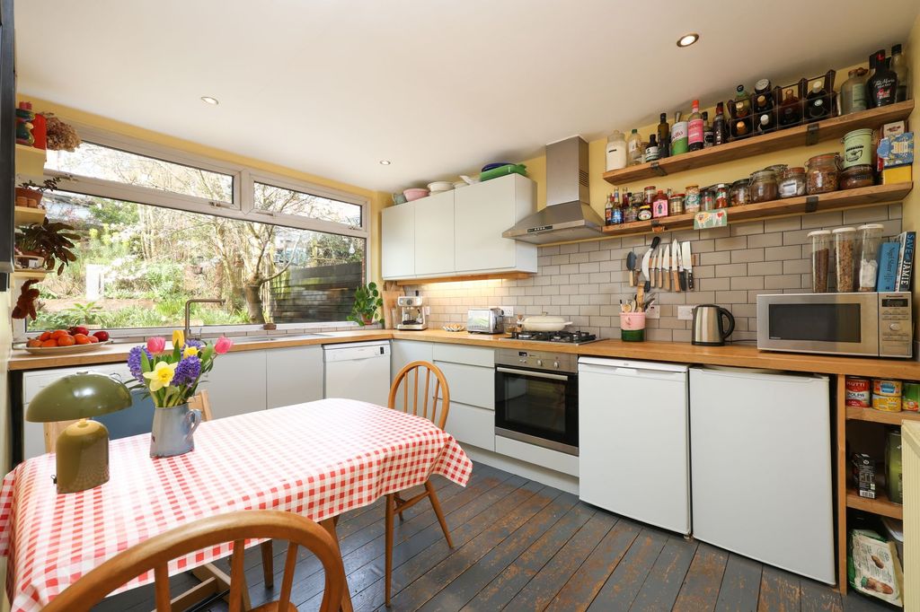 Property photo 2 of 21