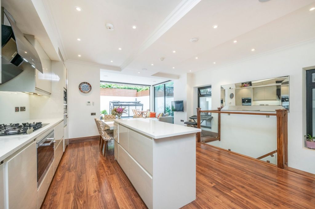 Property photo 3 of 25