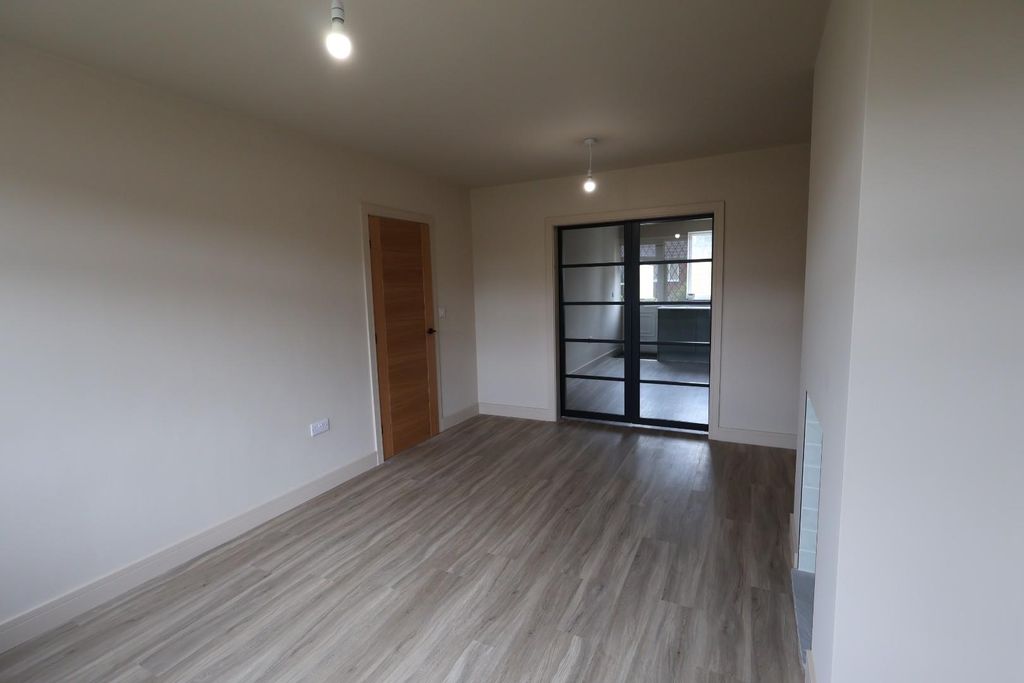 Property photo 3 of 13 57 Astley Close (11).Jpg