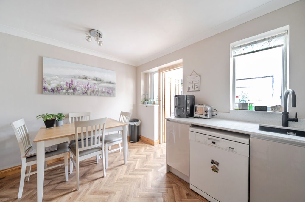 Property photo 2 of 22 9-6A7c3c4153711-1507968-19Ff549Be2513-9-9
