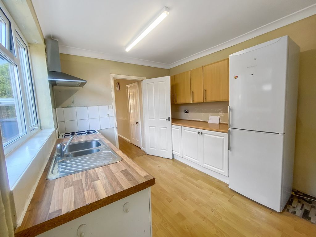 Property photo 2 of 19 Kitchen