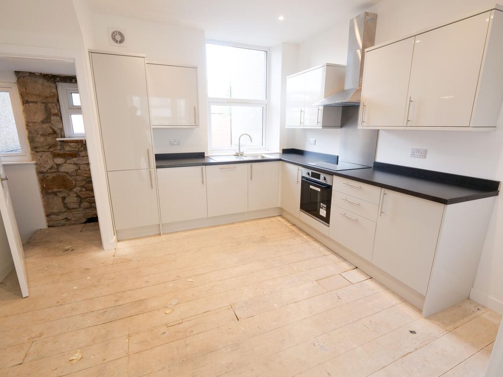 Property photo 2 of 11 Kitchen