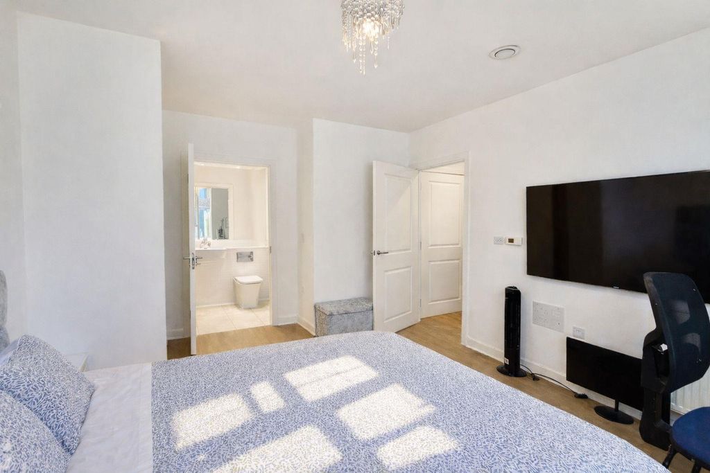 Property photo 3 of 12 2 Bedroom For Sale, East London, E6 By Barrain Lon