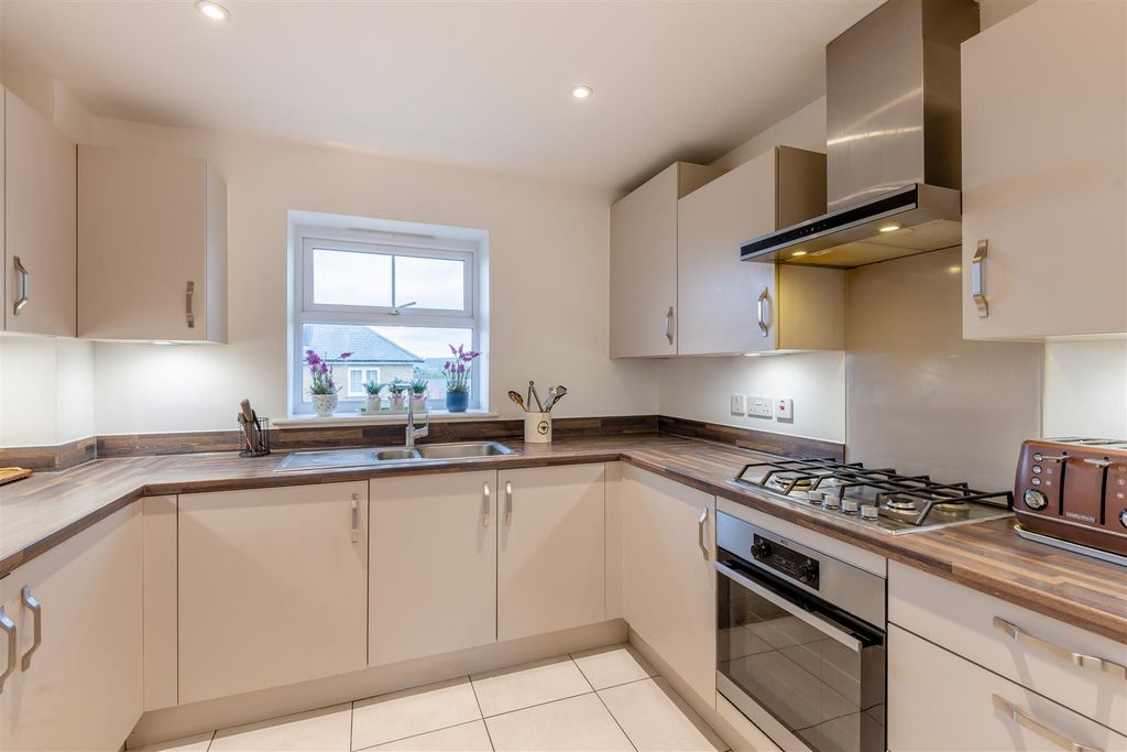 Property photo 2 of 18 8647326-Interior10.Jpg