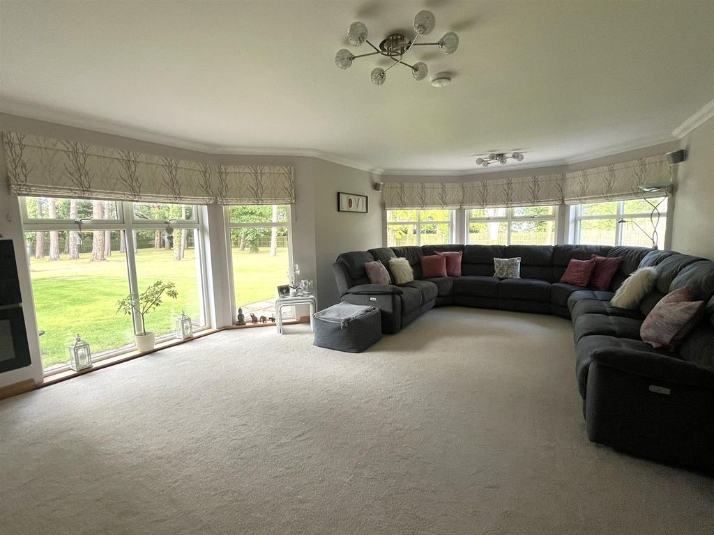 Property photo 2 of 51 Lounge