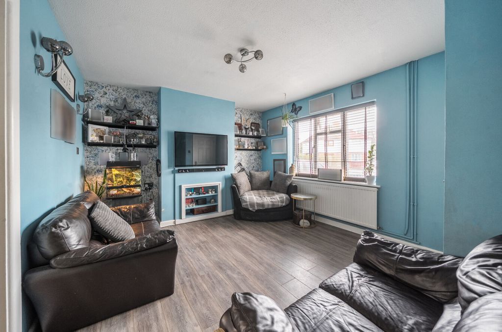 Property photo 2 of 15 1408498-10-699491...