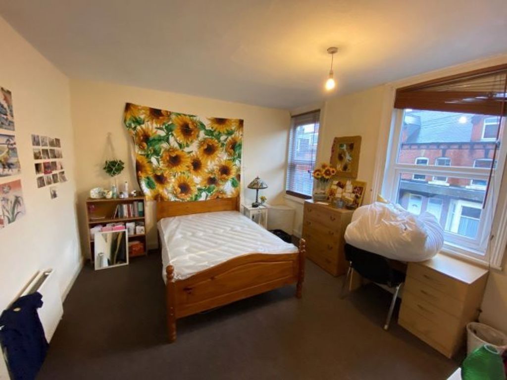 Property photo 1 of 8 Bright, Neatly Arranged Double Bedroom With A Wood...