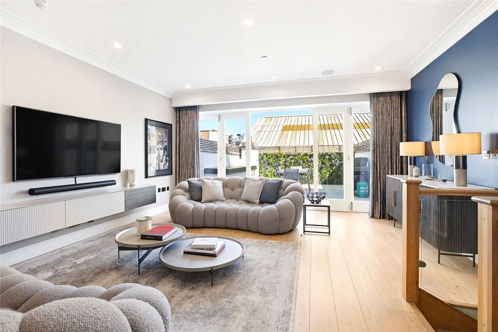 Property photo 3 of 15 Reception