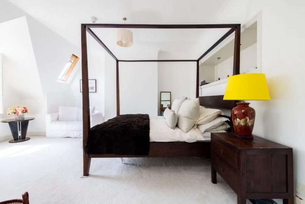 Property photo 2 of 10 72 Addison Gdns - Master Bedroom.Jpg