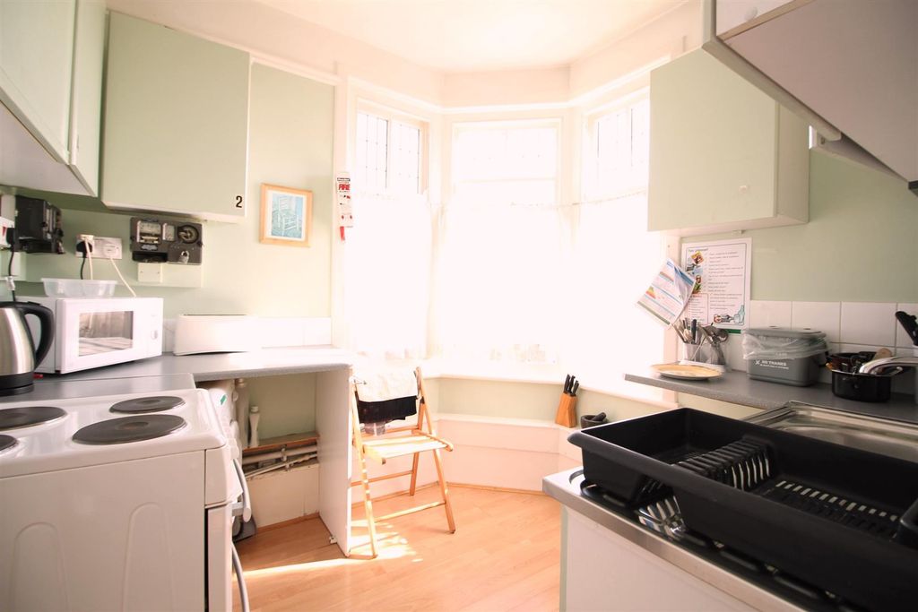 Property photo 2 of 4 Bedsit 2, 14B Albert Road Kitchen.Jpg