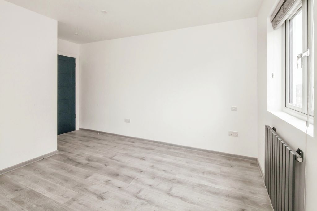 Property photo 2 of 18 Bedroom