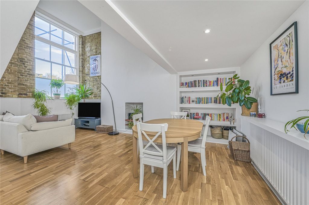 Property photo 2 of 18 Picture No. 24