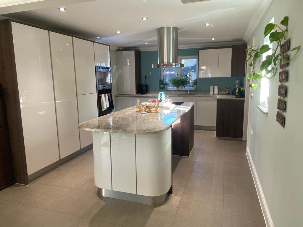 Property photo 2 of 18 Kitchen