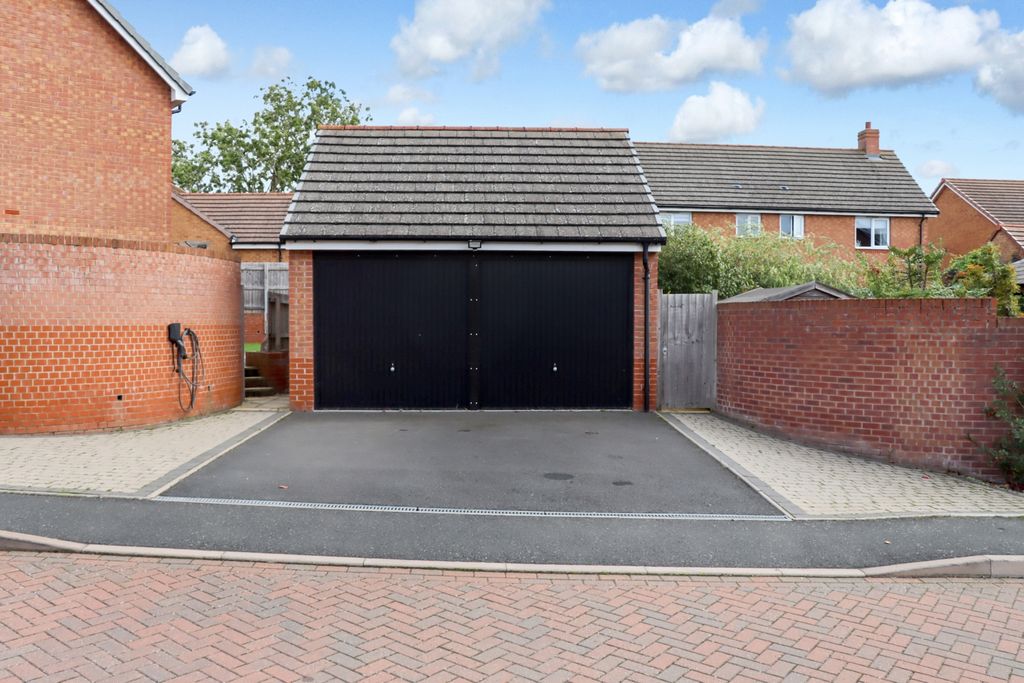 Property photo 2 of 35 Garage-3