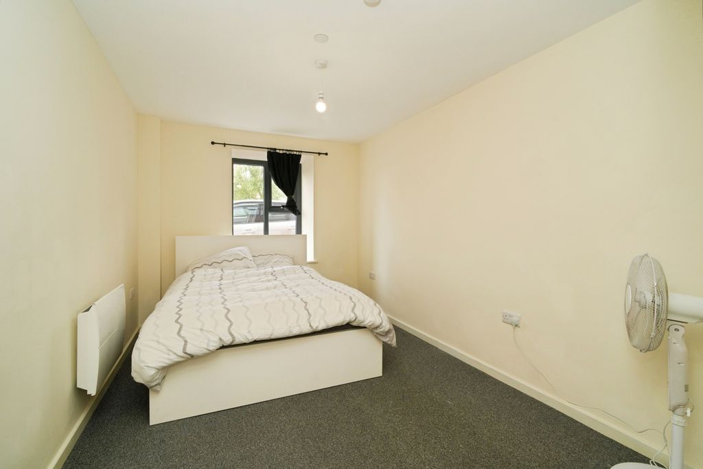 Property photo 2 of 12 Bed 1