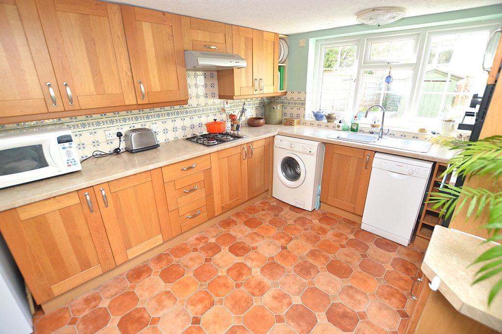 Property photo 3 of 11 Kitchen
