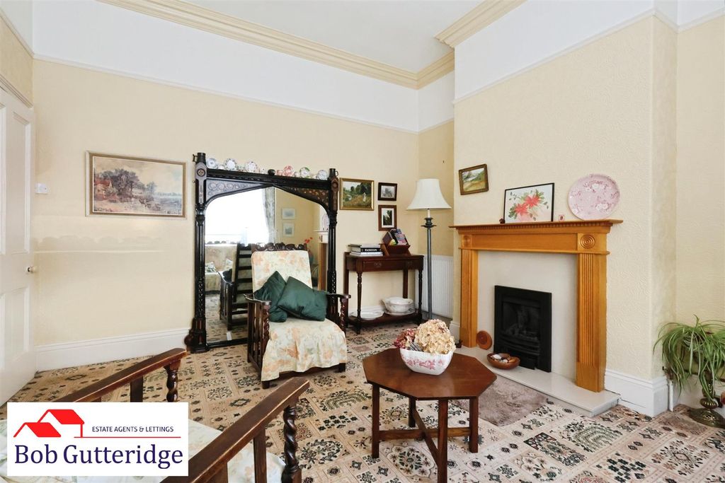 Property photo 3 of 30 Bay Fronted Lounge