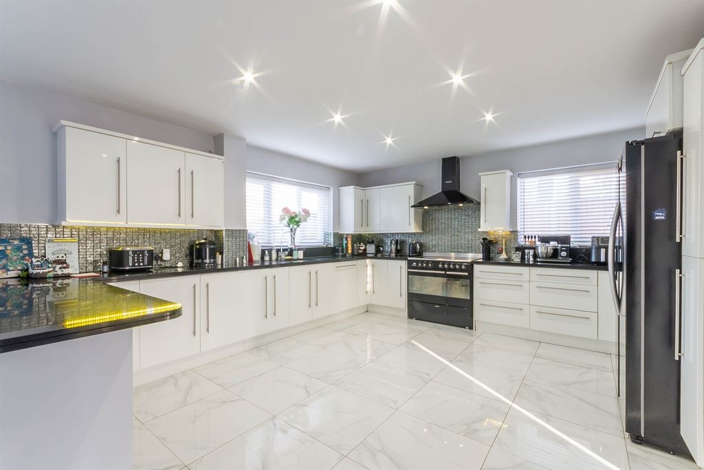 Property photo 3 of 25 Kitchen Diner