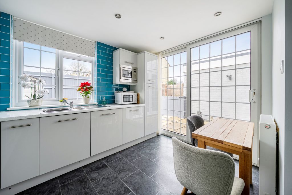 Property photo 3 of 11 1385540-6-69285627A0c17