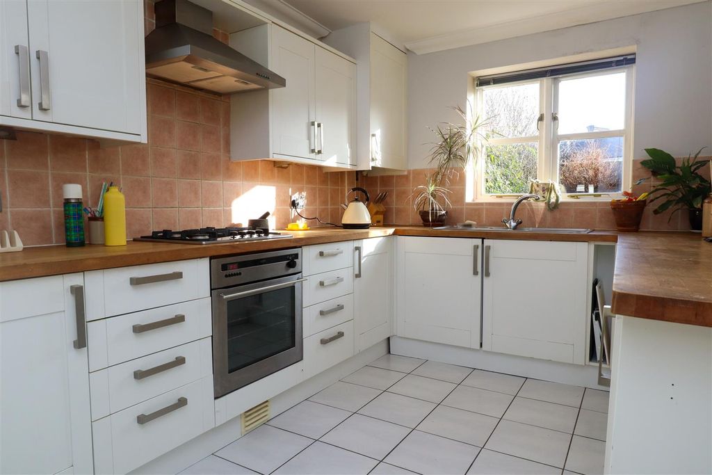 Property photo 3 of 13 Kitchen