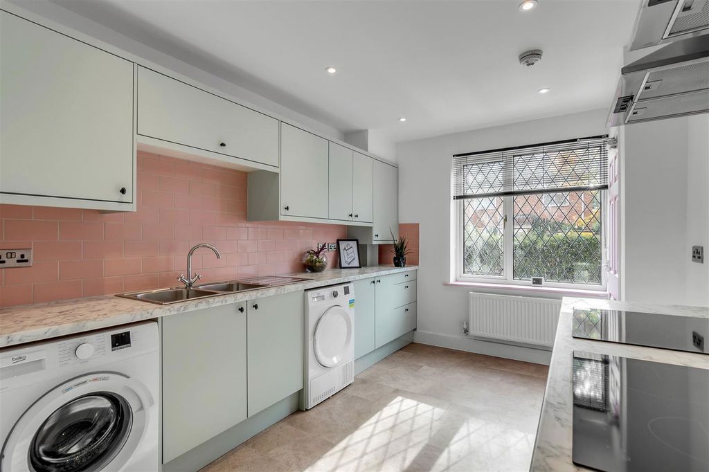 Property photo 3 of 116
