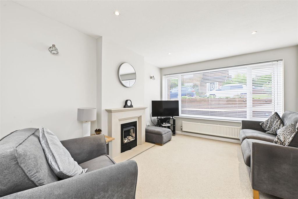 Property photo 3 of 12 4-Vale-Close-03.Jpg